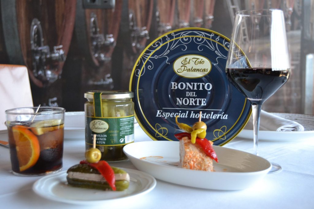 Pepinillos rellenos de atún y bonito del norte especial hostelería. Dos aperitivos estrella acompañados de una copa de vino y un buen vermut
